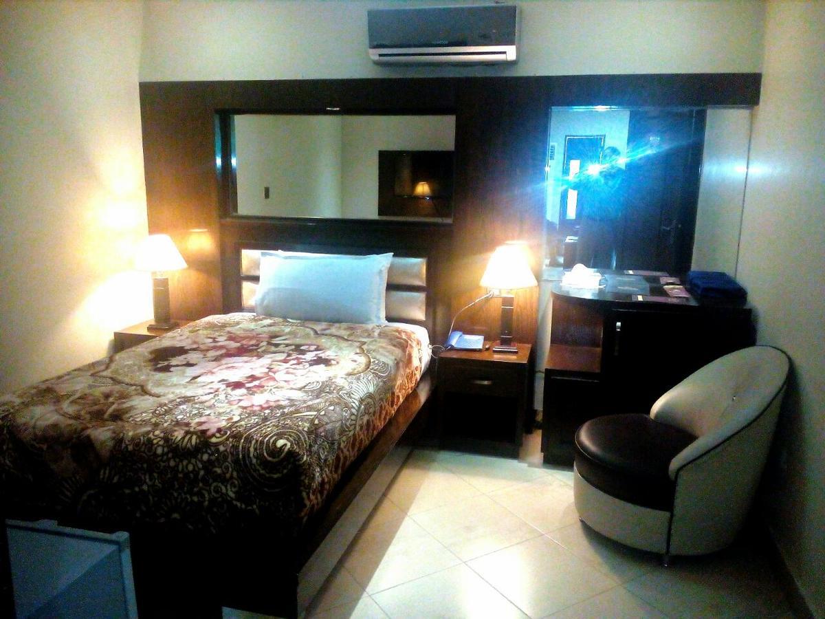 Bling Hotel International Мултан Екстер'єр фото